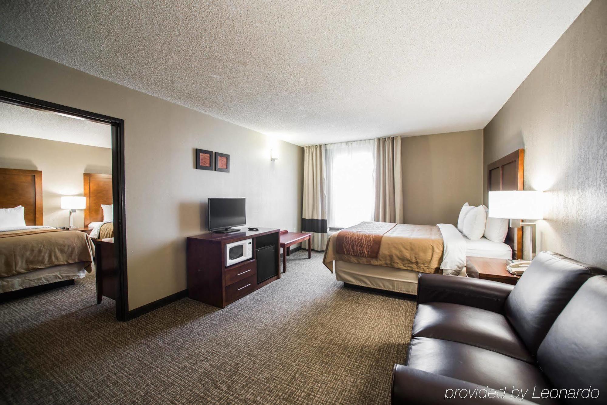 Comfort Inn & Suites St Louis-Hazelwood Exterior photo